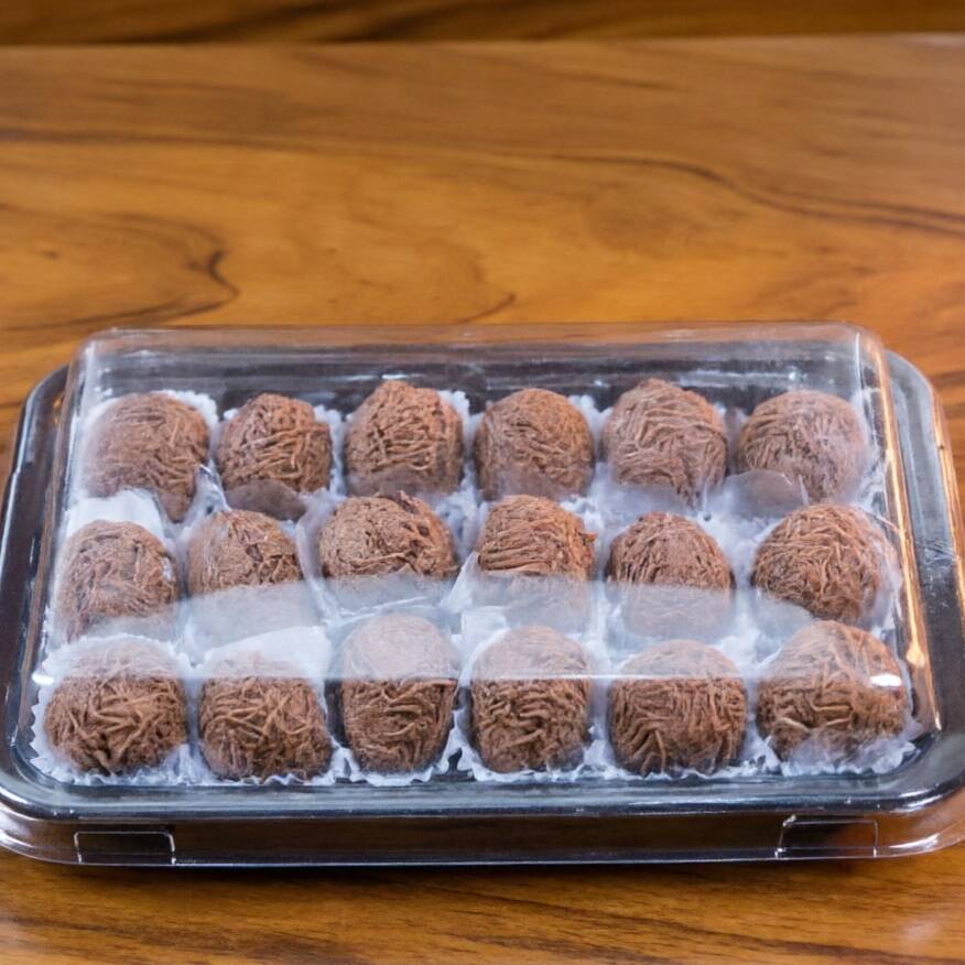 15 unidades de Docinhos Tradicionais. Uma seleção requintada de doces feitos com maestria e dedicação. Cada docinho é meticulosamente preparado para proporcionar uma experiência de sabor inesquecível. Ideal para todas as celebrações, esses docinhos tradicionais são o deleite perfeito que irá adicionar um toque de doçura ao seu evento. Feitos com ingredientes de alta qualidade, eles são tão deliciosos quanto bonitos. Desfrute de cada mordida desses docinhos irresistíveis e dê à sua festa um toque especial de sabor e elegância.