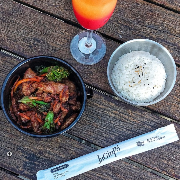 Carne de porco grelhada com gengibre. Acompanha vegetais (ceoura e brócolis) e gohan.