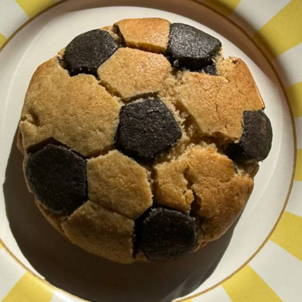 Cookie de massa de branca com pequenas partes de massa de cacau black, recheado com ganache de limão.
