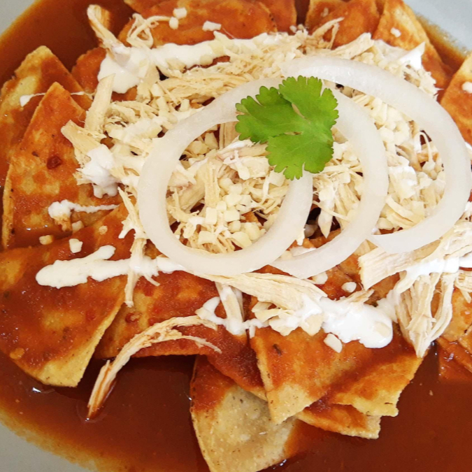 Chilaquiles Rojos (Pollo)