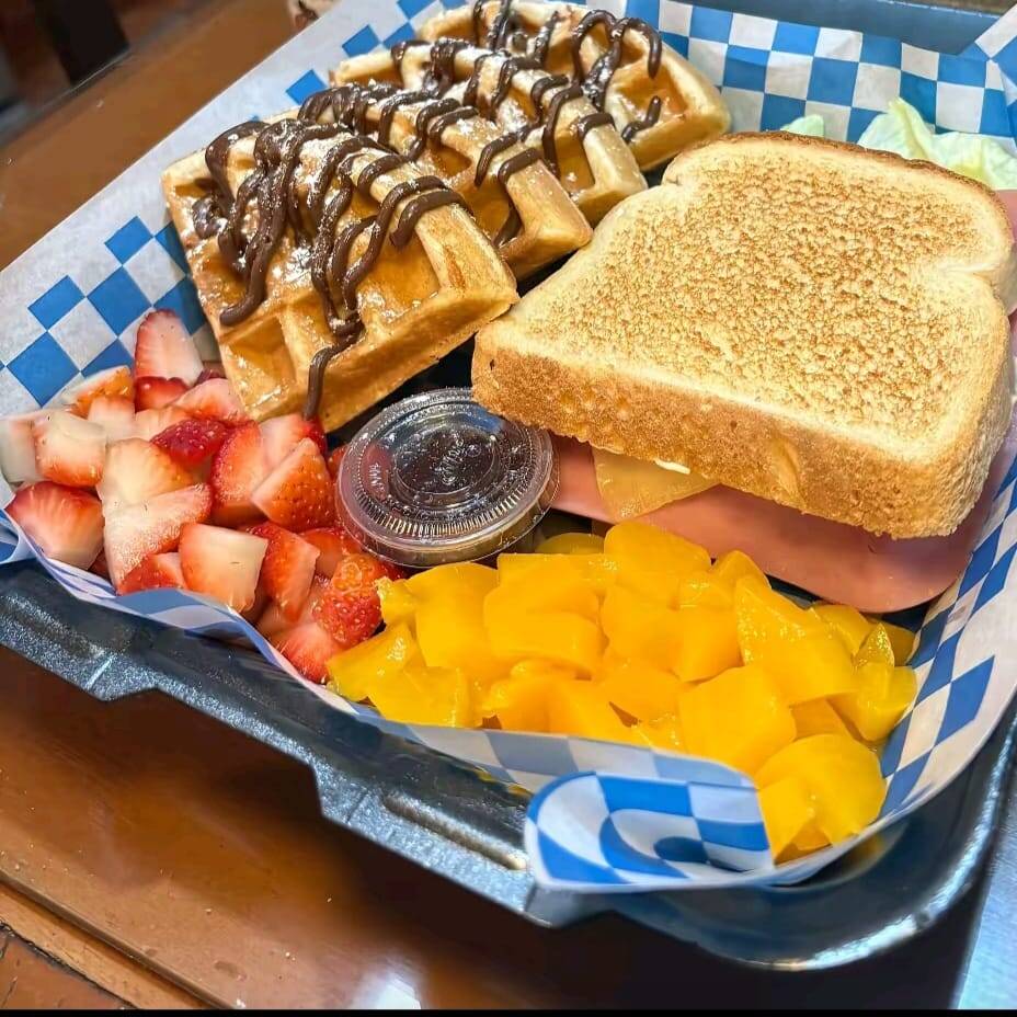 Sándwich , Waffle y Frutas