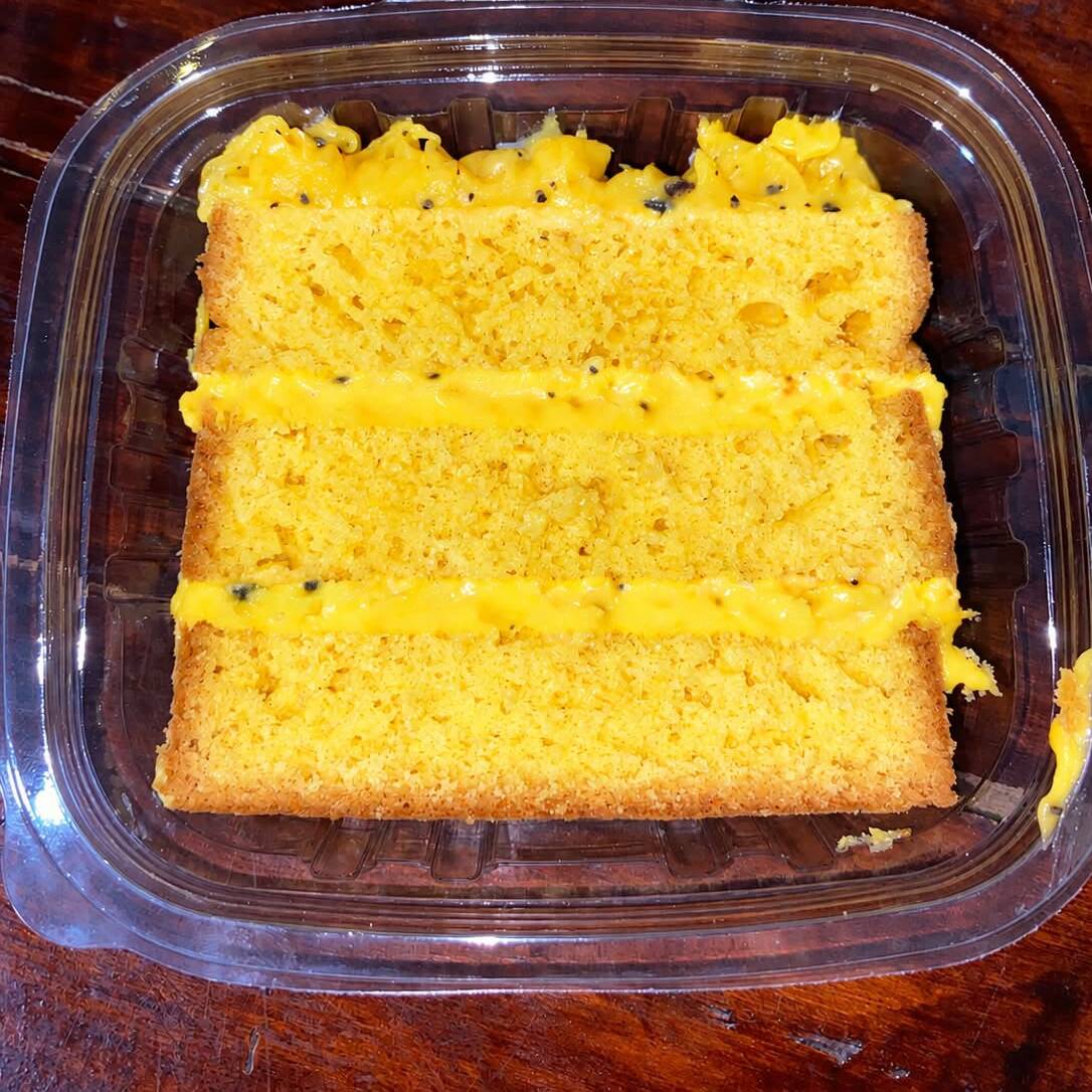 Massa fofinha e molhadinha com duas camadas generosas de recheio cremoso de maracujá. O equilíbrio perfeito entre o doce e o azedinho!