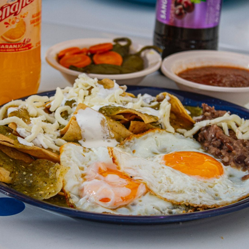 Chilaquiles Rojos con Huevo Estrellado