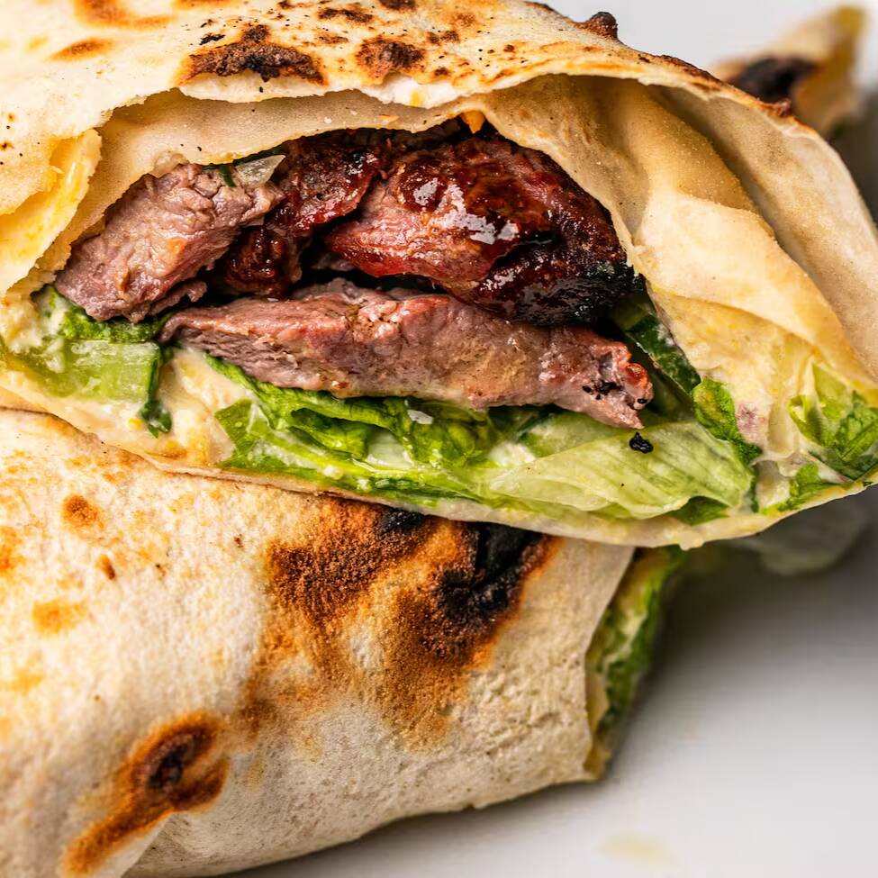 Monte seu kebab do seu jeito, escolhendo entre ingredientes frescos, proteínas selecionadas, pastas árabes, saladas e acompanhamentos. Tudo preparado no pão sírio, com combinações leves, saborosas e feitas para você personalizar cada detalhe da sua refeição.