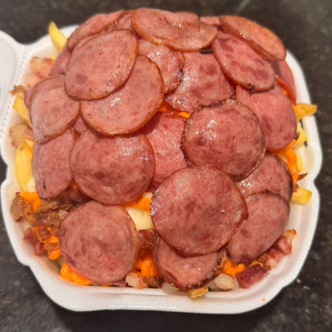 1kg de Batata frita com Calabresa, Bacon, Mussarela, Cheddar e Catupiry.