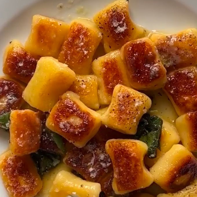 Gnocchi de batatas, manteiga, e ervas para finalização.