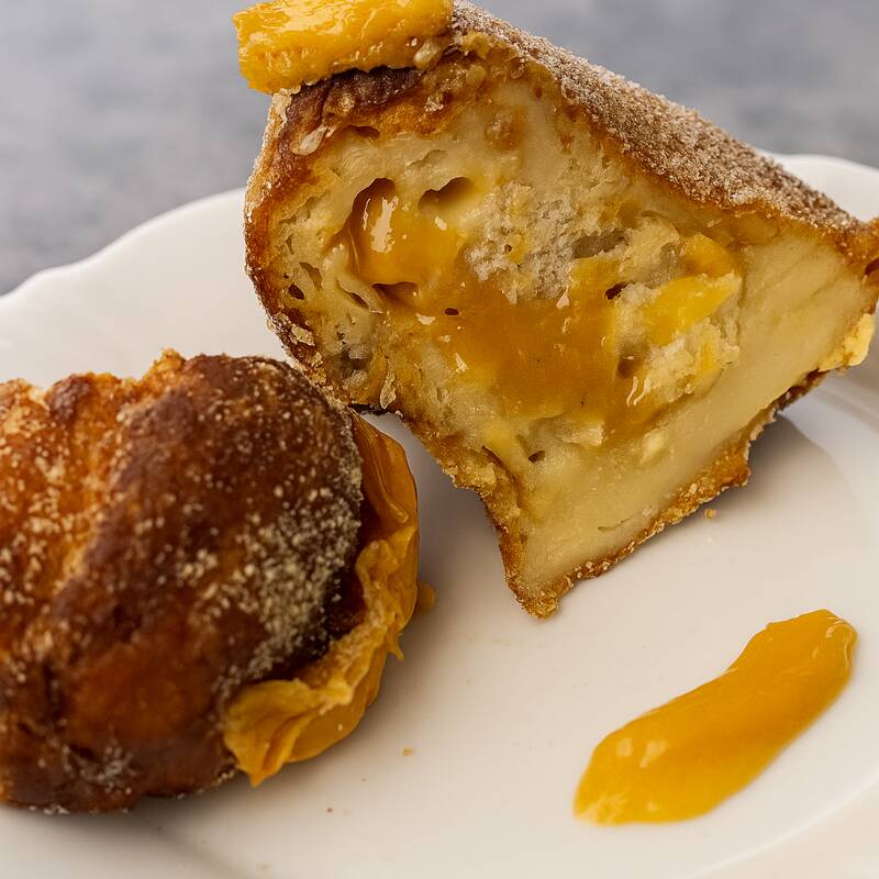 Uma rabanada  super molhadinha  por dentro  e crocante  por fora e recheada  com doce de leite . Rabanada  frita na hora do pedido