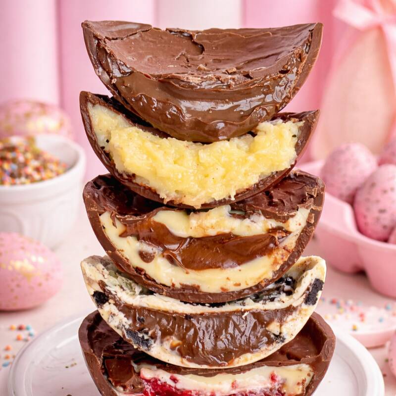 Ovo de Páscoa recheado, feito artesanalmente com muito capricho ❤️ 🍫 Casca de chocolate trufada 🥄 Recheio super cremoso e generoso 🤤 Combinação perfeita de texturas e sabores Ideal para presentear ou se presentear nessa Páscoa! ⚠️ Produção limitada — garanta o seu antes que acabe!