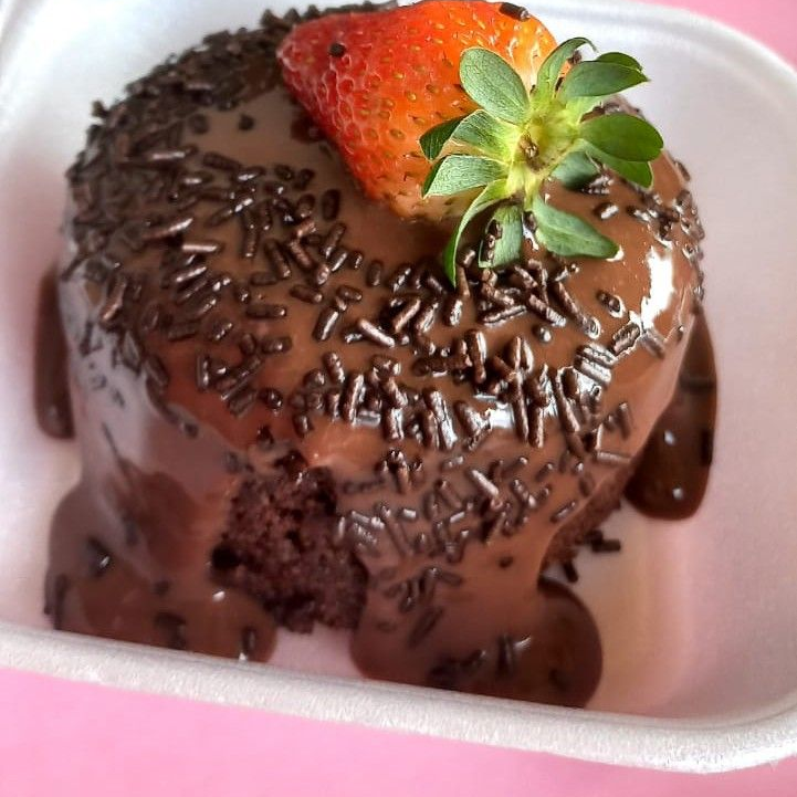 Massa fofinha e molhadinha coberta de chocolate e para finalizar um lindo e delicioso morango