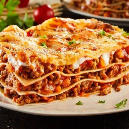 Lasanha à Bolonhesa Massa fresca intercalada com camadas de molho bolonhesa artesanal, molho bechamel cremoso e queijo gratinado, assada até ficar dourada e irresistível.