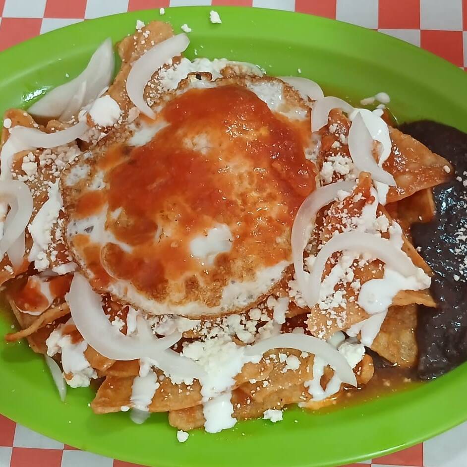 Chilaquiles con Huevo más Agua del día 500 ml