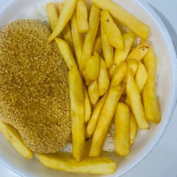 Steak de frango seara, acomoanha arroz feijão e batata