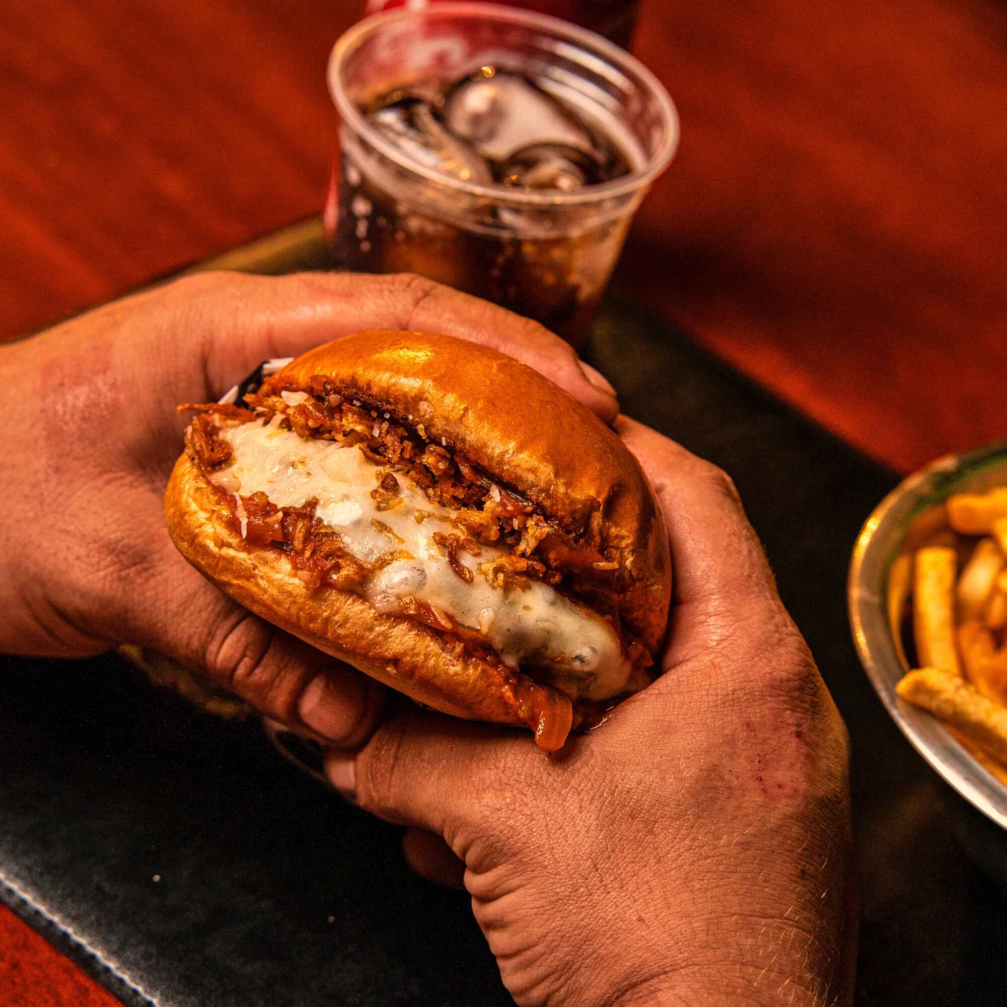 SATISFATÓRIO 🍔🔥 — NOVO!
Tem nome de Satisfatório, mas a gente caprichou para entregar muito mais que isso.
Pão brioche selado, burger bovino de 160g, mussarela generosamente derretida e um molho de tomate encorpado, preparado com alho e cebola.
Finalizado com parmesão, manjericão e orégano, trazendo aquele toque italiano que transforma a combinação.
Suculento, cremoso e cheio de sabor.
Agora só falta uma coisa:você pedir e responder pra gente...
foi ou não foi Satisfatório? 😎🍔