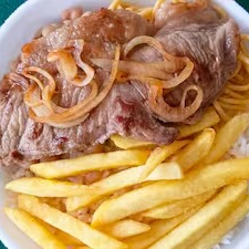 Marmita de Bife acebolado acompanha arroz, feijão, batata frita e farofa com um delicioso bife acebolado serve 1 pessoa