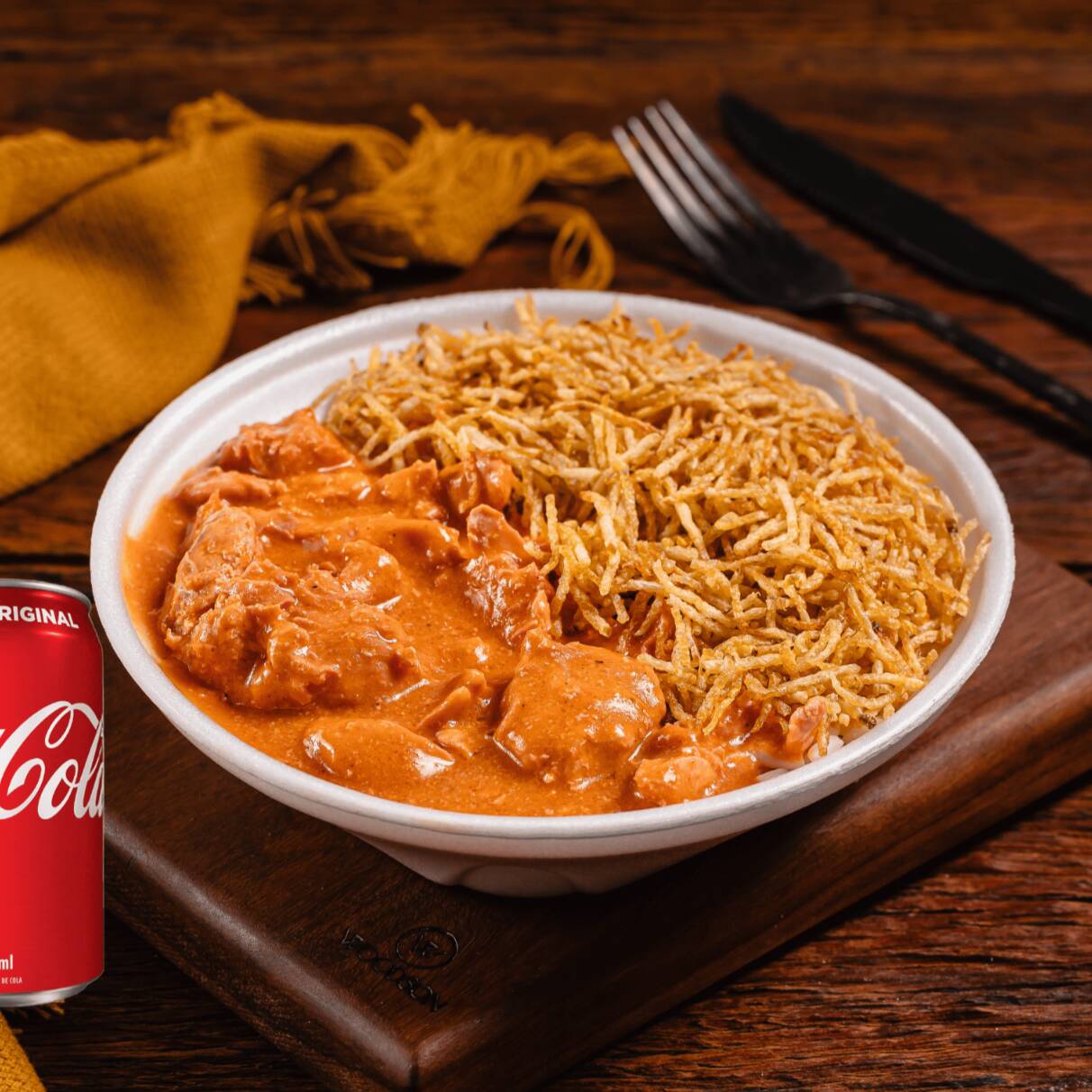 Marmita com Strogonoff de frango + Arroz e Batata Palha Marmita de 550 ml* Bebidas, marmitas com big descontos, talheres, complementos e sobremesas estão disponíveis na seção “Complementos” da proxima etapa.
