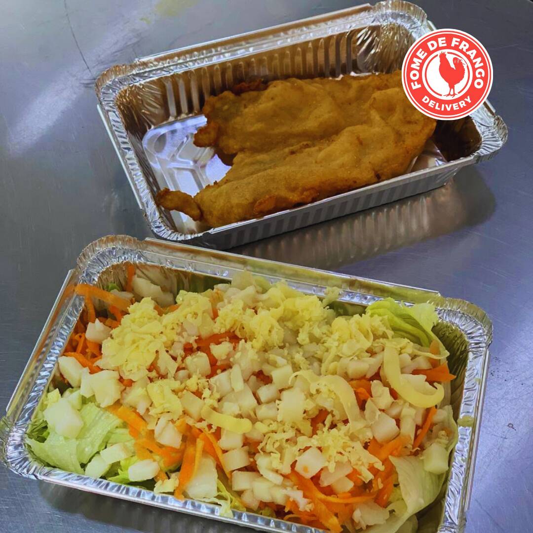 Este prato é composto por um suculento filé de frango meticulosamente empanado, acompanhado de uma fresquíssima salada. A salada é uma mistura harmoniosa de crocantes folhas verdes, palmito picado e cenoura, que juntos proporcionam uma explosão de sabores. A finalização deste prato é feita com uma chuva de queijo mussarela .Esta é a opção perfeita para quem deseja apreciar uma refeição deliciosa.