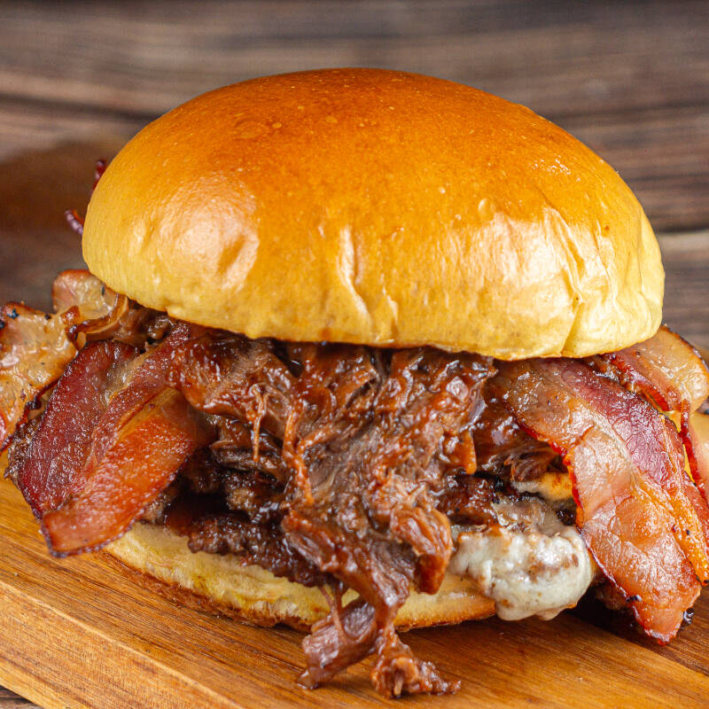 Delecioso pão brioche selado, 2x blends smash 80g, 50g de costela bovina desfiada e temperada no barbecue, queijo muçarela gratinado, fatias de bacon e irresistível ketchup de goiabada.