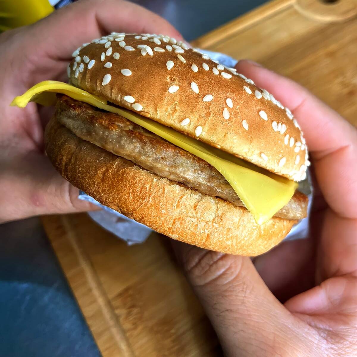Pão Tradicional com cereal de Gergelim, Molho Gourmezi, deliciosa carne de 56g e queijo derretendo. Acompanha maionese temperada.