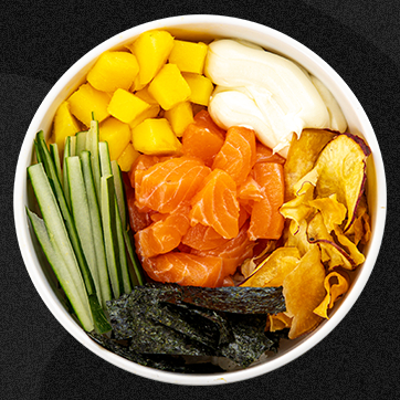 Base de arroz japonês, salmão fresco em cubos, cubos de manga, pepino fatiado, cream cheese, tiras de alga nori e chips de batata doce.