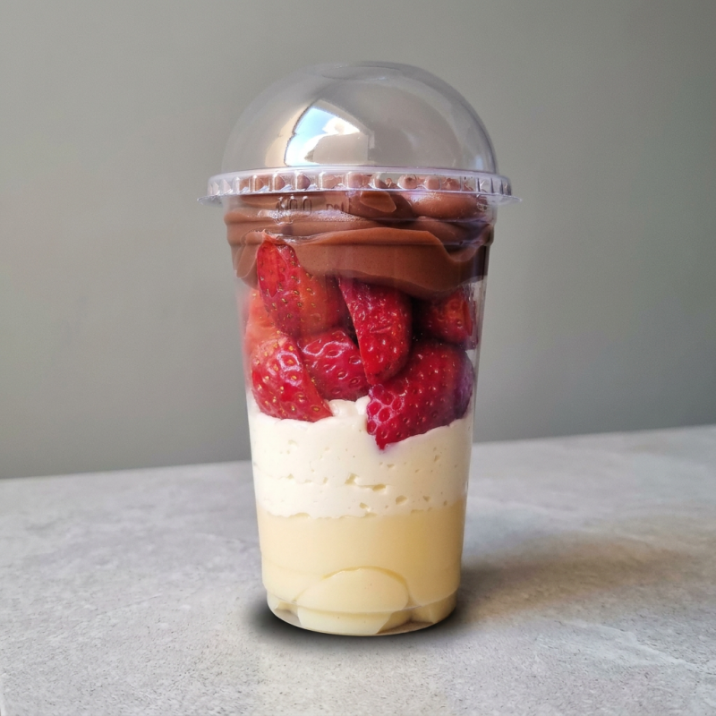 O mas querido o nosso Supreme de Morango, Composto por Creme de Ninho, mousse suave de Ninho, morangos frescos e brigadeiro tradicional cremoso. (embalagem 300ml)