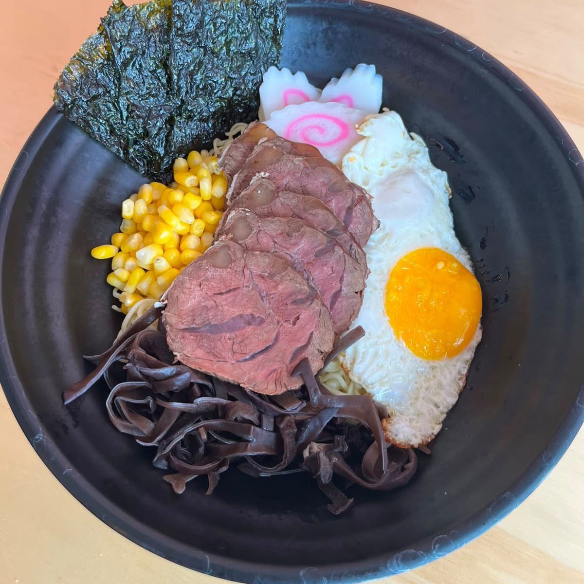 Ramen de filete y naruto