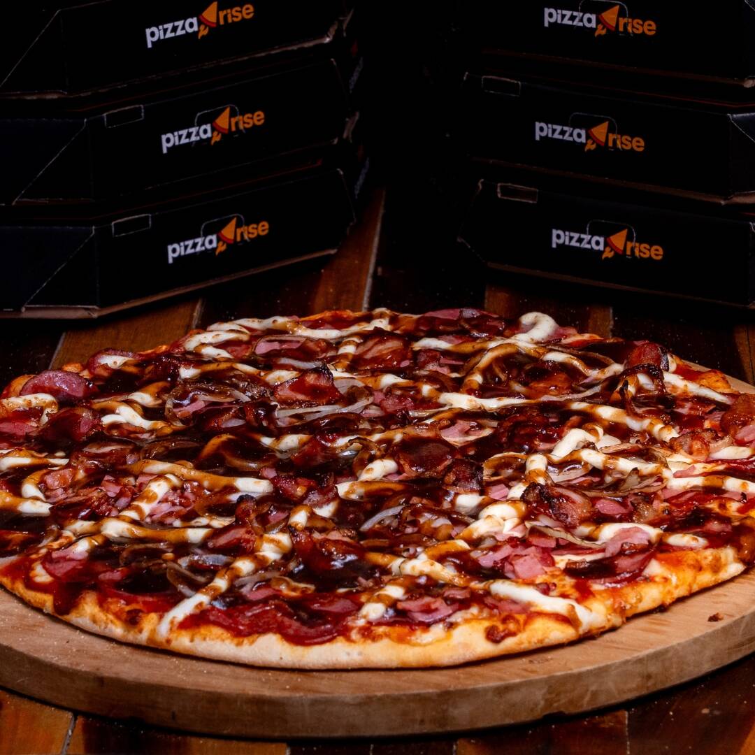 Massa leve, generosa base de molho de tomate bem temperado, mussarela argentina, calabresa, presunto fatiado, cebola fresca, Catupiry, bacon crocante e toque especial de molho barbecue. Finalizada com orégano. Sabor marcante e cheio