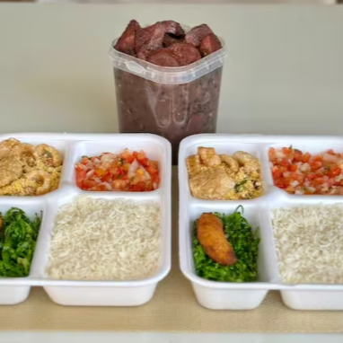 1 Litro da Clássica Feijoada Paulista, servida com ingrediente separados. Preparada com carnes selecionadas: Paio, Costelinha magra, Lombo, Linguiça calabresa e Carne Seca traseira. Acompanhamentos de altíssima qualidade: Couve refogada na manteiga e alho, farofa com tempero do chef, torresmo crocante e um delicioso vinagrete. Serve de 2 a 3 pessoas