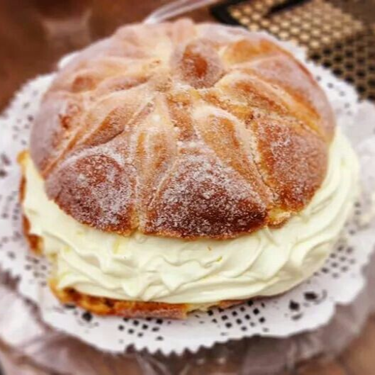 Pan de Muerto Relleno de Crema Pastlera y Chantill