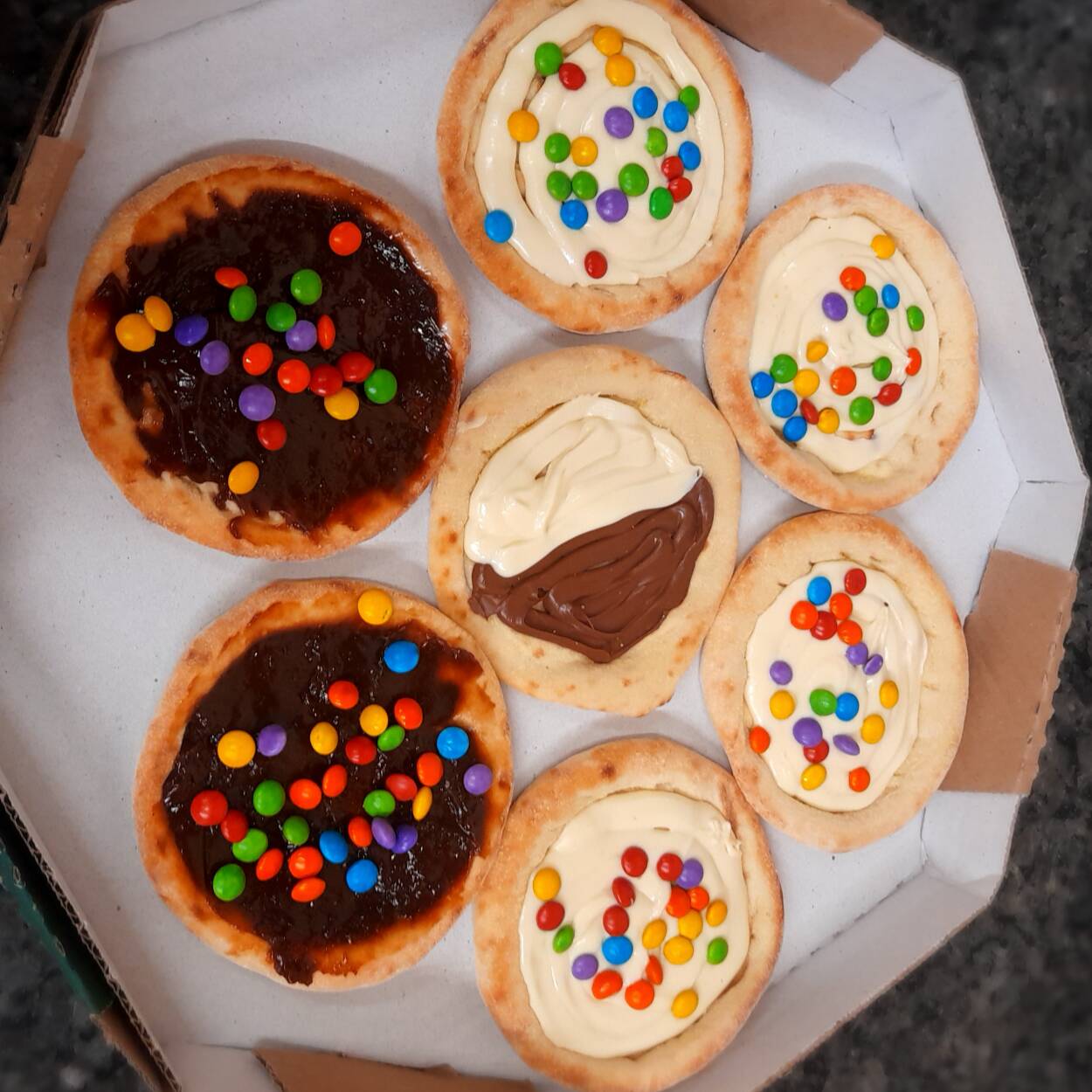 2 Banana nevadas + 2 Romeu e Julieta + 2 Doce de leite + 2 Chocolate preto + 2 Galak