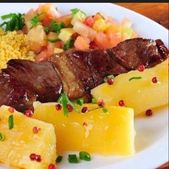 Espetinho mandioca e vinagrete