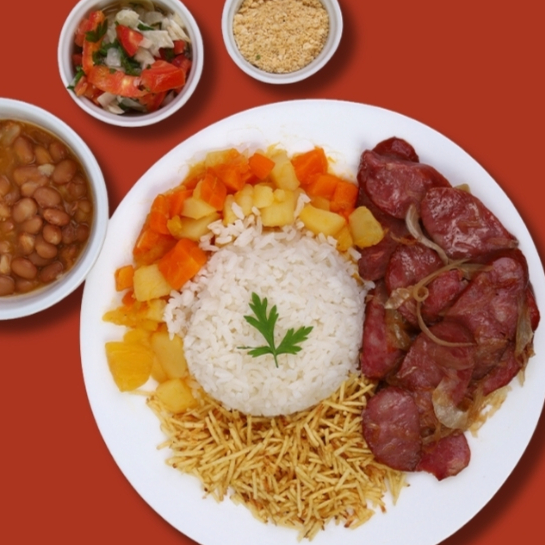 Delicioso marmitex com calabresa acebolado, arroz, feijão, legumes, farofa e batata palha.
