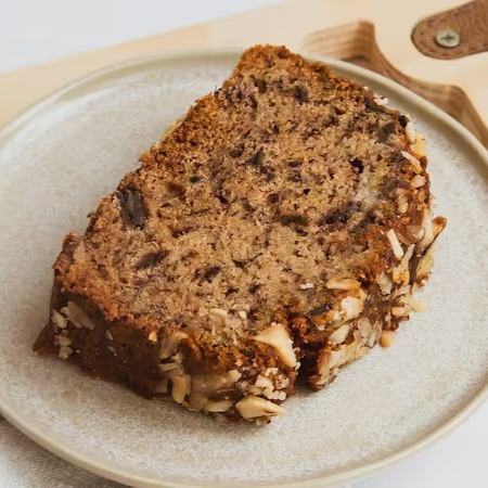 Ele voltou! Com receita nova e exclusiva. 100gr do nosso bolo de banana com chocolate meio amargo, óleo de canola, açúcar demerara e castanhas do pará. 100% vegano