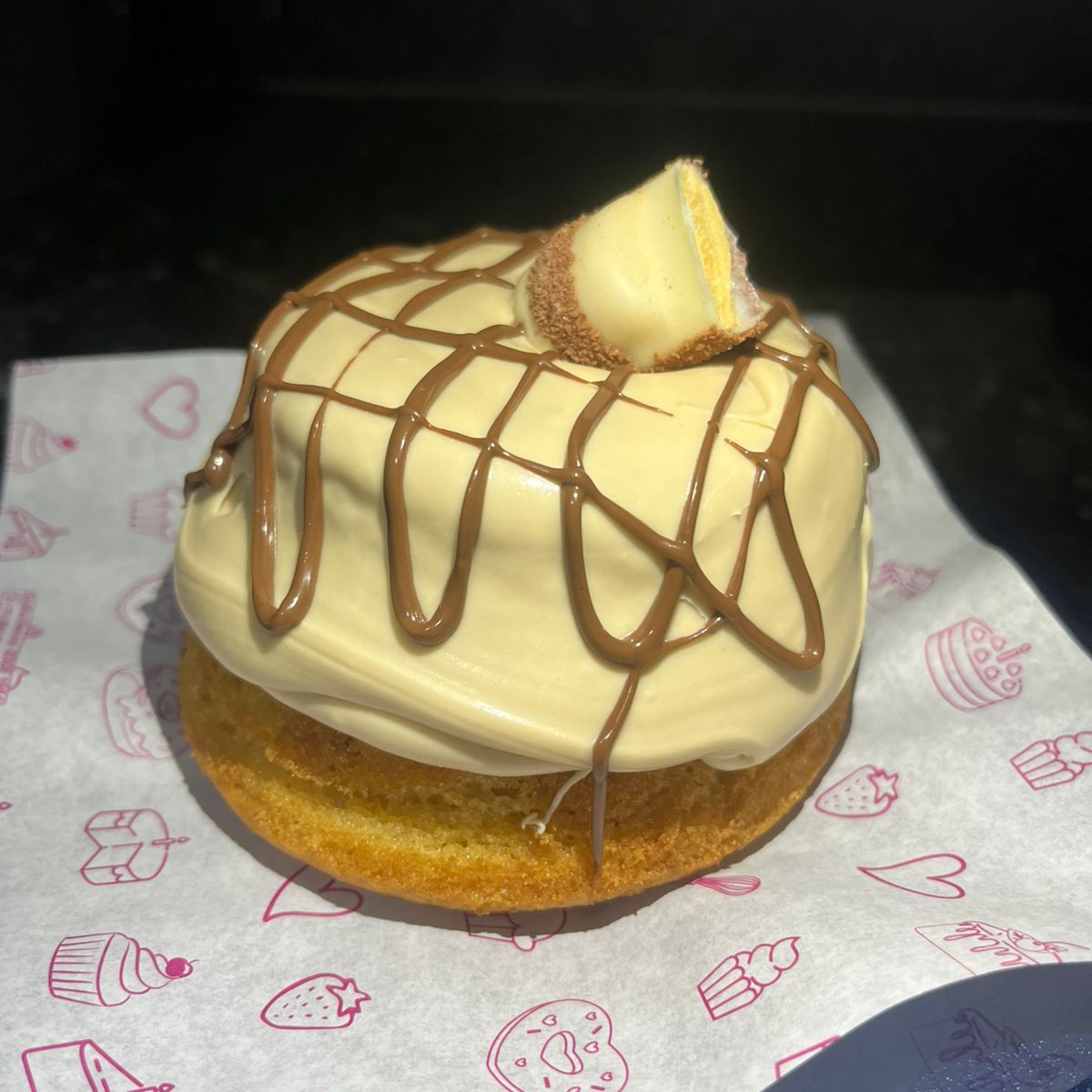 Massa branca, recheada com um divino creme bueno, finalizado com Nutella e um pedaço de Kinder.