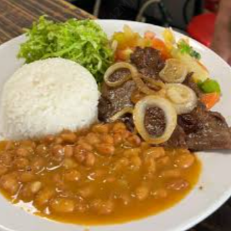 Bife acebolado saboroso servido com arroz, feijão e salada do dia