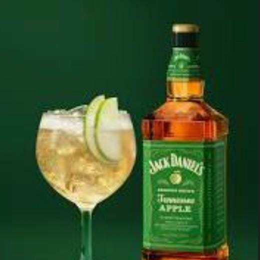 WHISKY JACK DANIELS MAÇA VERDE 150ML,RED BULL TRADICIONAL E GELO DUCOCO.
