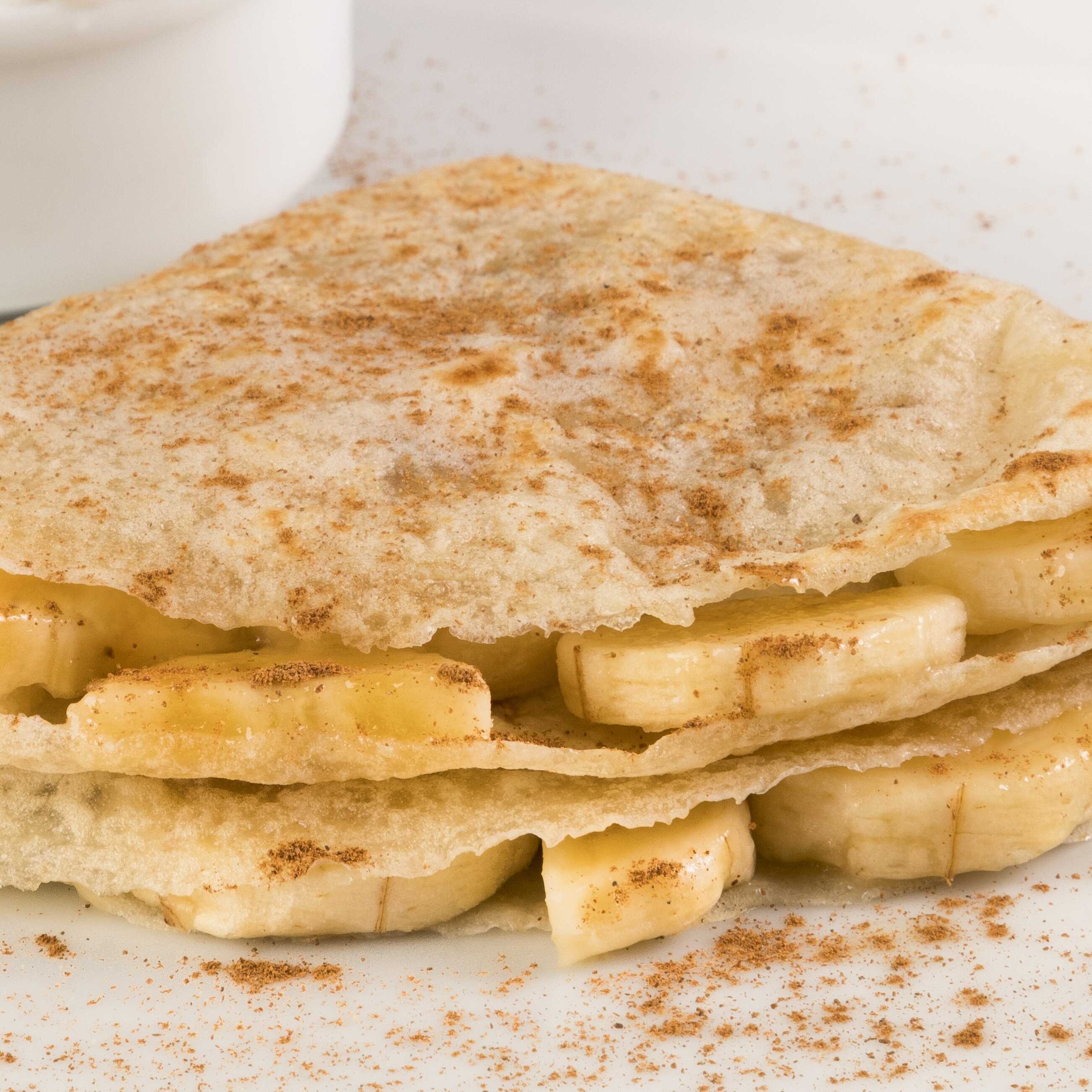 Banana picada, queijo mussarela, canela e pó e açúcar
