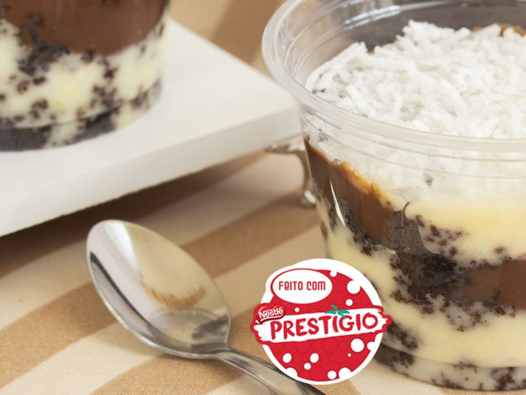 Rende 01 porção individual. Pesa aprox. 200g. Vendido refrigerado. Comercializado pronto para consumo. Contém glúten, leite, ovos e coco. Conservar refrigerado e consumir em até 4 dias.
A combinação lendária entre o coco e o chocolate em uma versão feita para comer de colher. Nossa massa de chocolate é abraçada por um recheio generoso de coco em flocos úmido e adocicado no ponto certo lembrando o clássico bombom. É uma sobremesa equilibrada refrescante e cheia de sabor que transforma seu inte