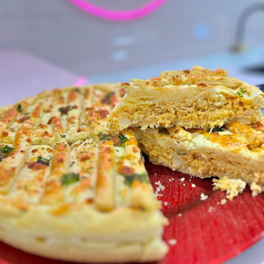 Torta de frango com massa folheada recheada de frango cremoso, azeitona, milho, ervilha. FATIA INDIVIDUAL
