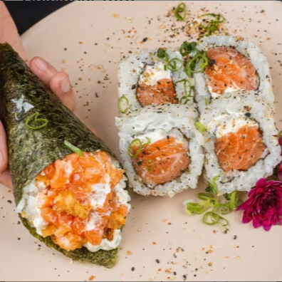 Uma combinação que une equilíbrio e intensidade de sabores. O combo traz 5 Uramaki Filadélphia, preparados com arroz macio, salmão fresco e cream cheese, garantindo uma textura cremosa e sabor marcante. Para completar, o Temaki Especial Seiryu chega generoso, com ingredientes selecionados e montagem caprichada, oferecendo uma explosão de frescor a cada mordida. Ideal para quem busca uma experiência completa da culinária japonesa, com qualidade, tradição e um toque especial da casa. Imagem meramente ilustrativa
