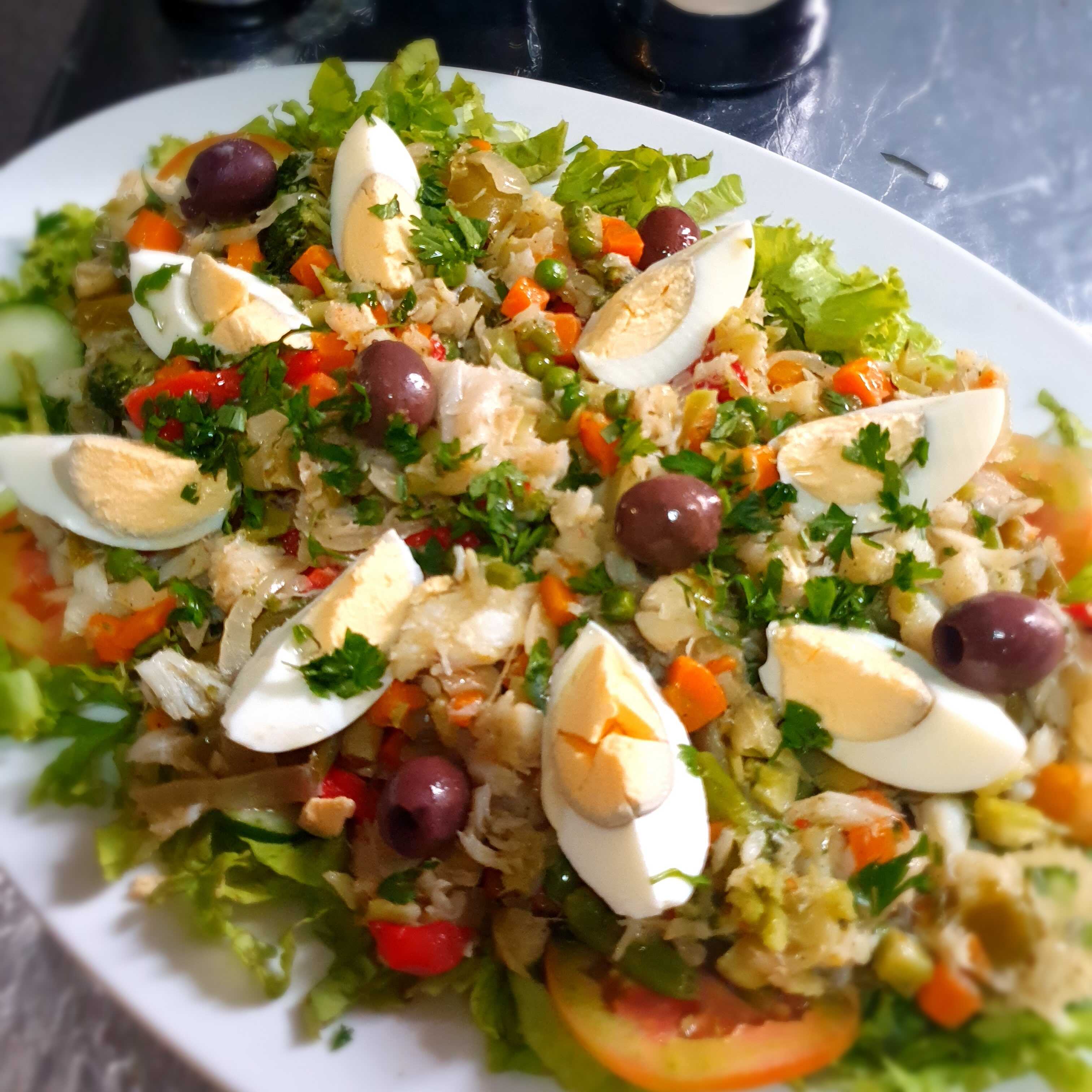 Pedaços de bacalhau, legumes, verduras e ovo cozido.