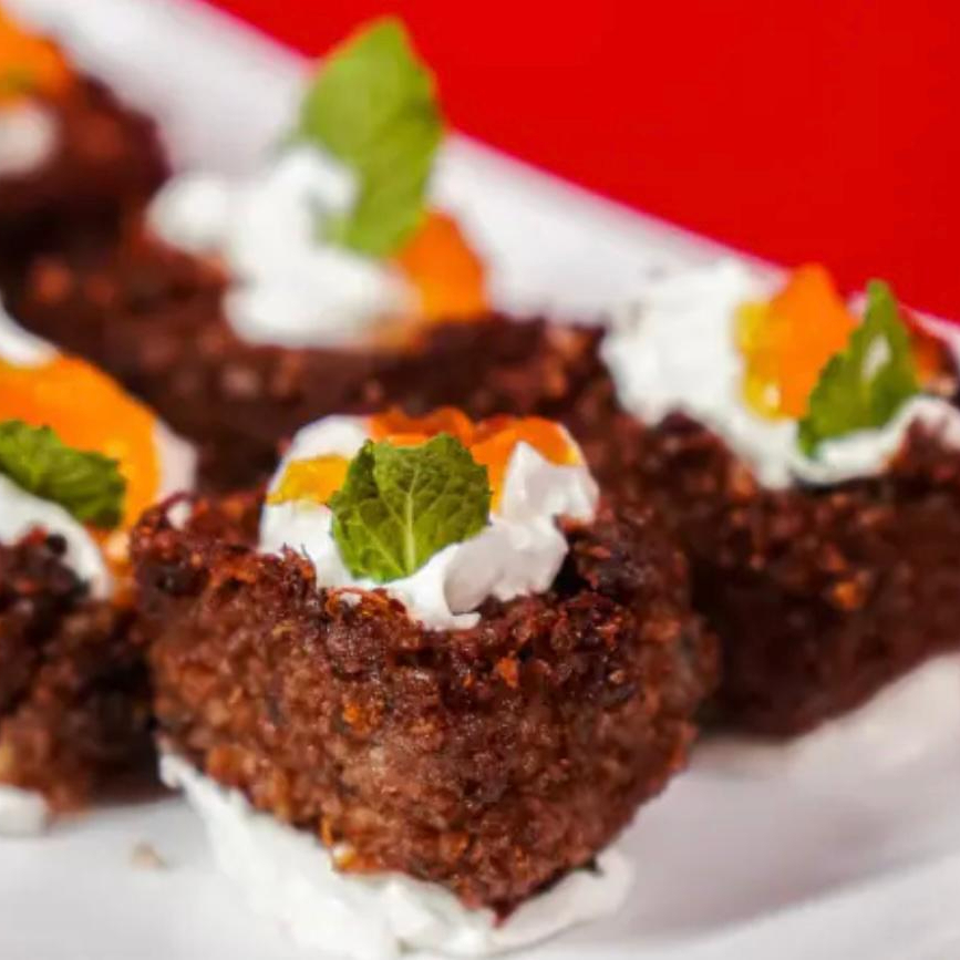 6 unidades de kibes em formato de copinho, deliciosamente recheado com coalhada e cobertura de damasco.