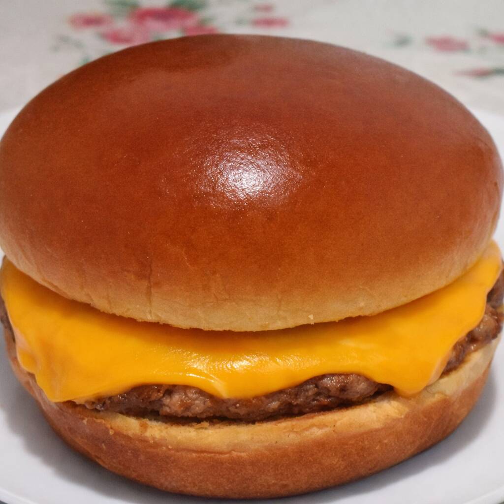 Pão de Hambúrguer, hambúrguer artesanal altode 150 gramas, queijo, presunto e maionese