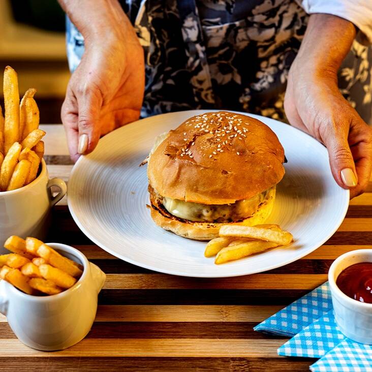 Suculento Egg Cheese Burguer acompanhado de batata frita e coca cola de 200ml.