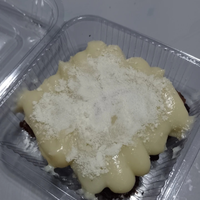Brownie com cobertura de brigadeiro de leite ninho e leite em pó por cima