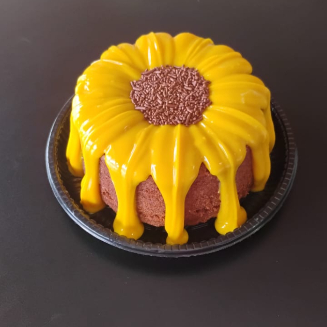 Delicado e encantador, o bolo Girassol é a escolha perfeita para deixar sua mesa de café ainda mais sofisticada. Feito com massa fofinha de chocolate e coberto com um irresistível brigadeiro de Ninho amarelinho, ele traz o toque final de beleza e sabor que transforma qualquer momento em algo especial.