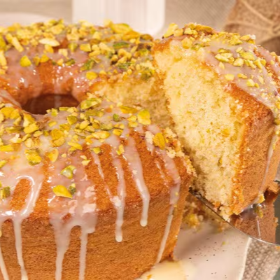 A combinação do nosso famoso Bolo de Iogurte com pedacinhos de pistache e uma cobertura especial de leite condensado e pistache.