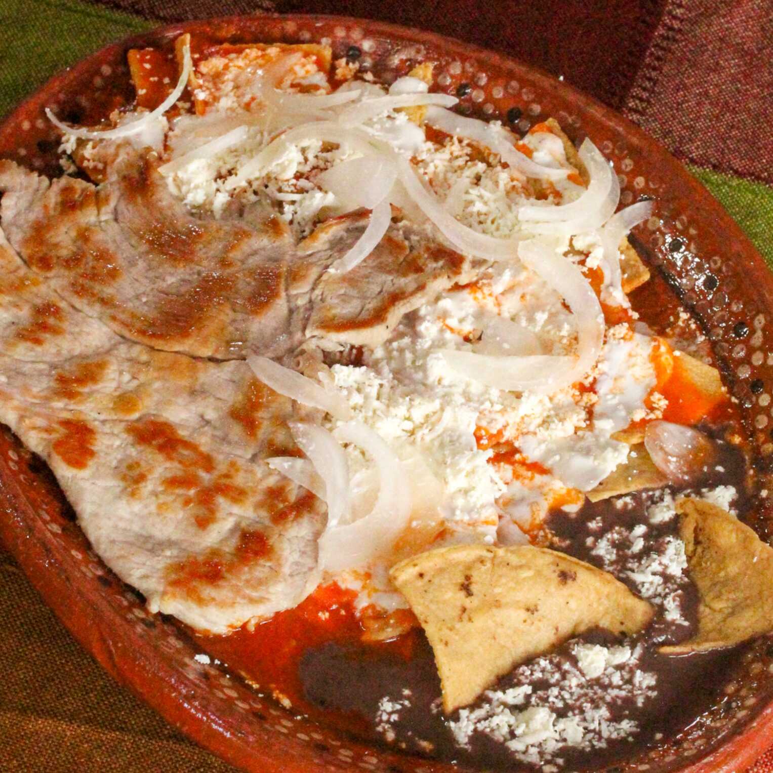 Chilaquiles con Bistec de Cerdo