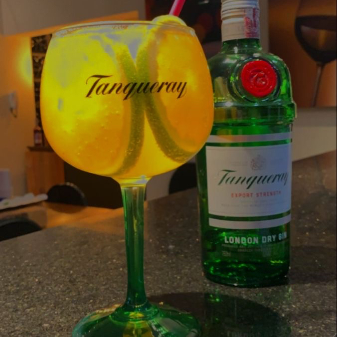Gin Tanqueray+ Rodelas de Laranja+ Red Bull Tropical+ Gelo de Coco (Copão DOSE)