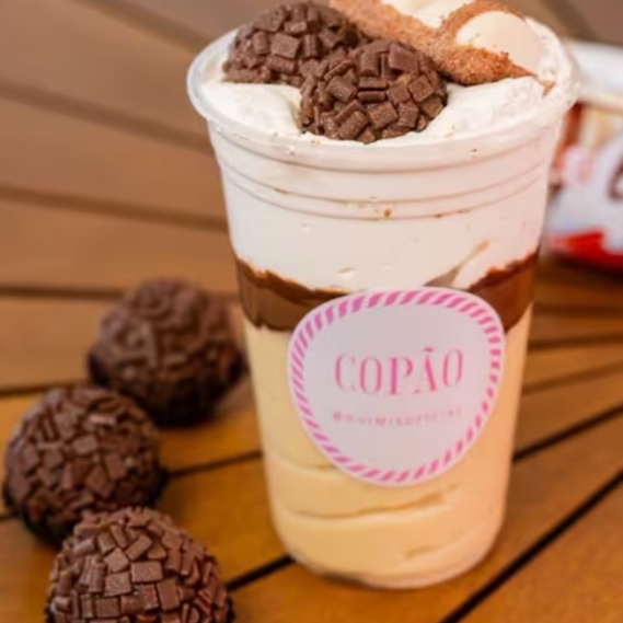 Creme 4 Leites, Nutella e Mousse de Leite Ninho com topping de brigadeiro ao leite e Kinder Bueno.