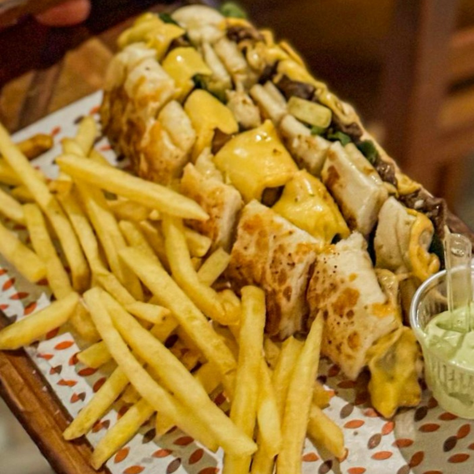 baguete, contra filé, rúcula, queijo prato. acompanha molho da casa.